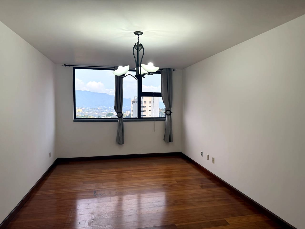 ALQUILER APARTAMENTO Y AMPLIO EDIFICIO BELLAGIO Zona 14 — foto 5 de 16