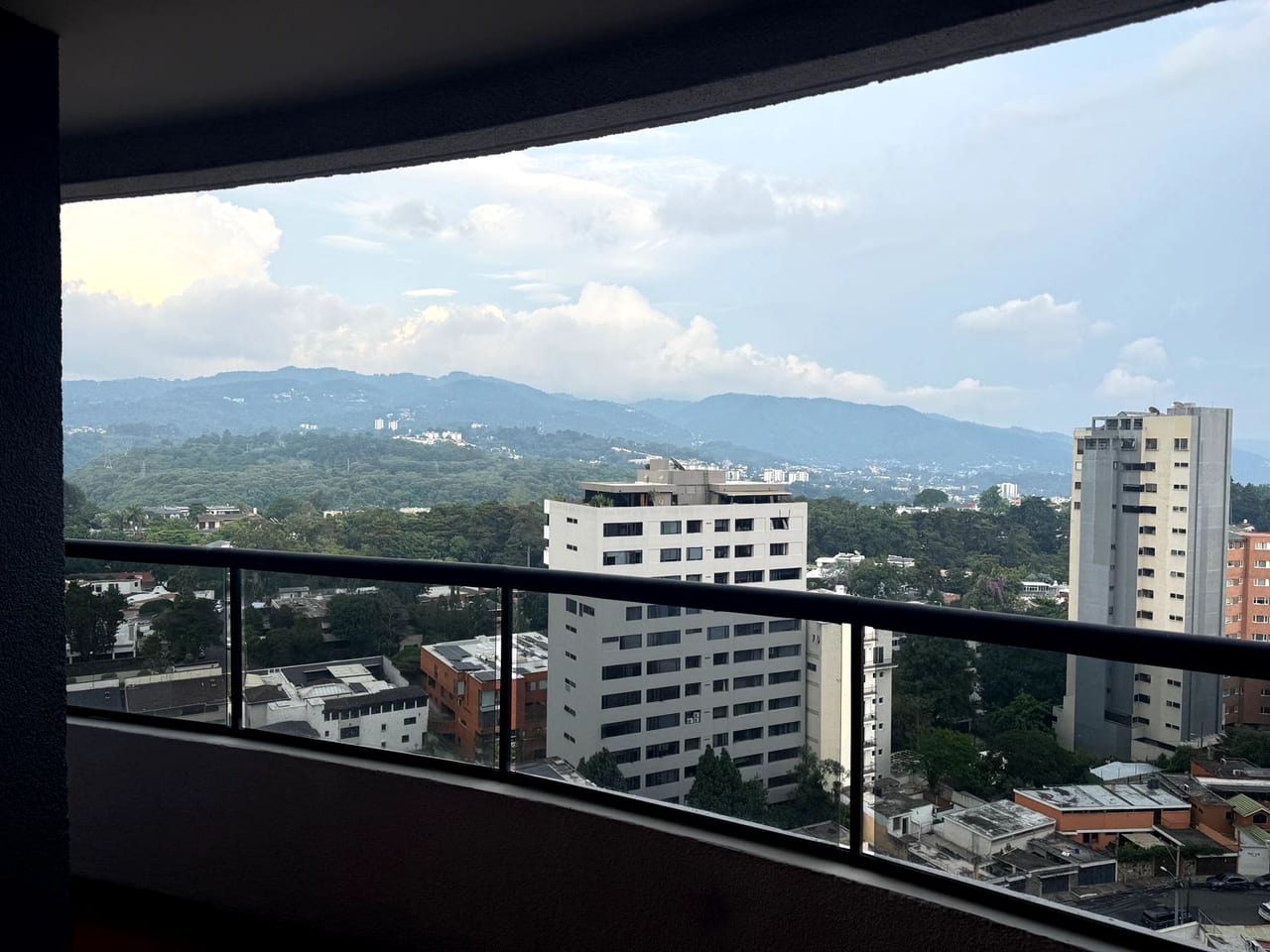 ALQUILER APARTAMENTO Y AMPLIO EDIFICIO BELLAGIO Zona 14 — foto 1 de 16