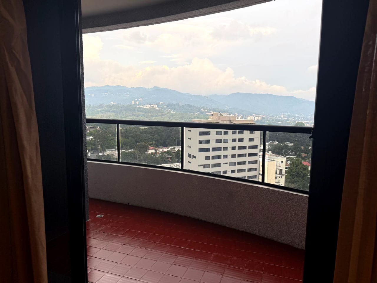 ALQUILER APARTAMENTO Y AMPLIO EDIFICIO BELLAGIO Zona 14 — foto 2 de 16