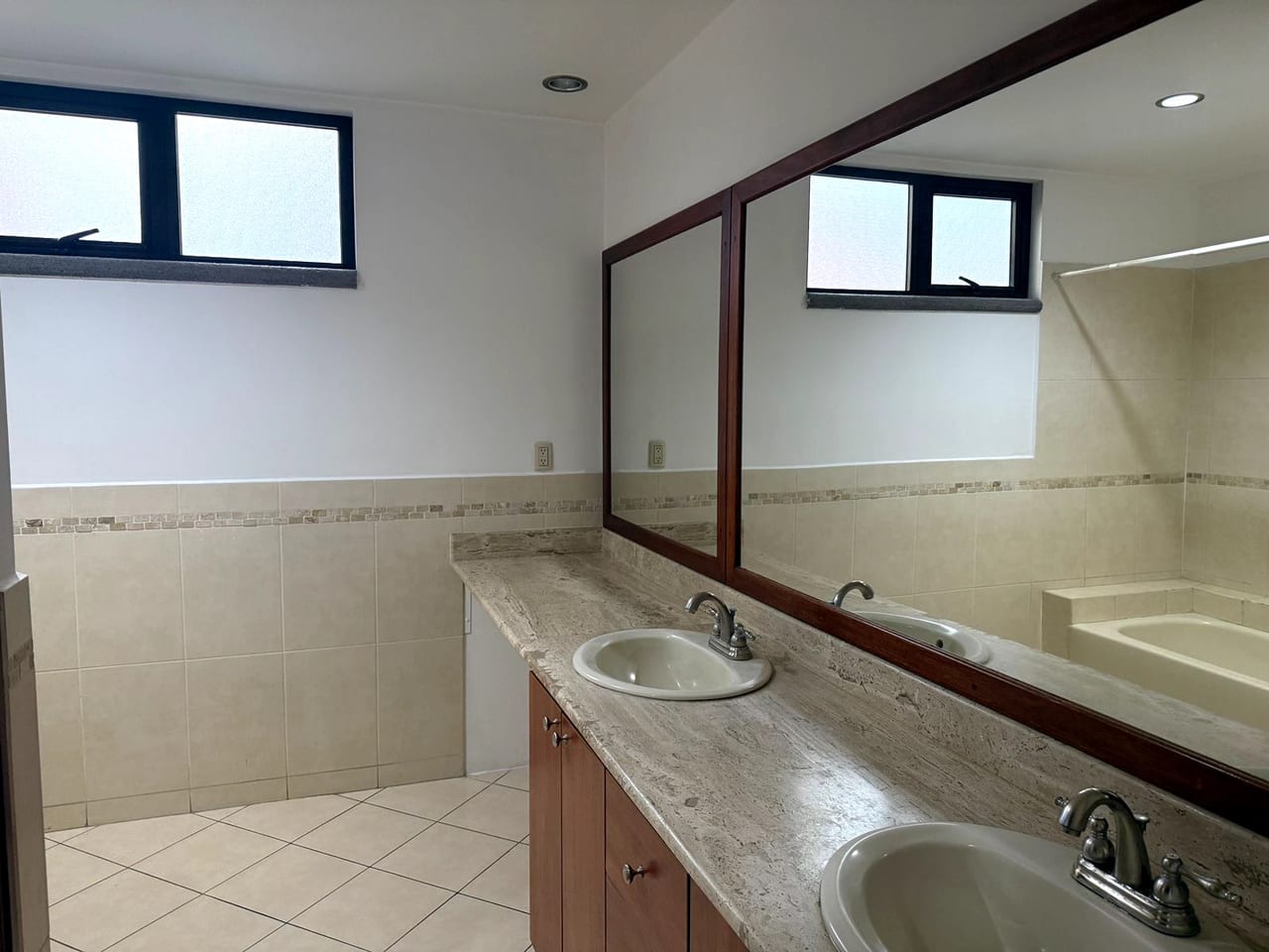 ALQUILER APARTAMENTO Y AMPLIO EDIFICIO BELLAGIO Zona 14 — foto 11 de 16