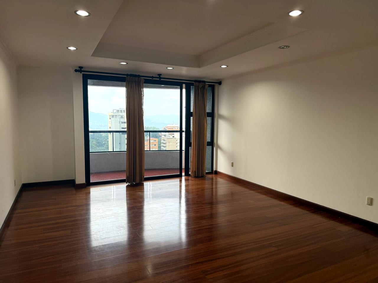 ALQUILER APARTAMENTO Y AMPLIO EDIFICIO BELLAGIO Zona 14 — foto 3 de 16
